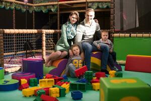 Parents ayant amusement avec des gamins photo