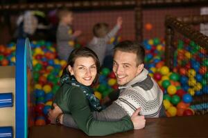 jeunes parents avec enfants dans une salle de jeux pour enfants photo