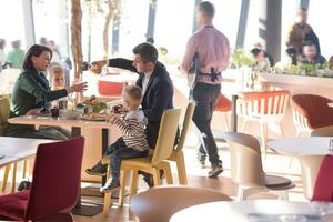 jeunes parents profitant de l'heure du déjeuner avec leurs enfants photo