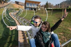 un couple aime conduire sur des montagnes russes alpines photo