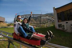 un couple aime conduire sur des montagnes russes alpines photo