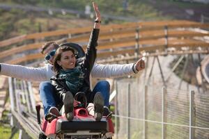 un couple aime conduire sur des montagnes russes alpines photo