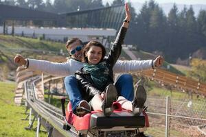 un couple aime conduire sur des montagnes russes alpines photo