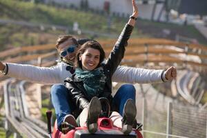 un couple aime conduire sur des montagnes russes alpines photo