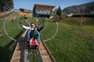 un couple aime conduire sur des montagnes russes alpines photo