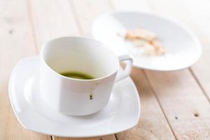 tasse vide de thé vert matcha latte photo