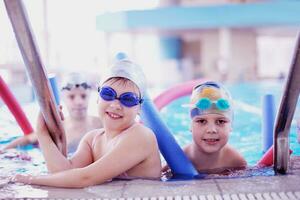 groupe d'enfants heureux à la piscine photo