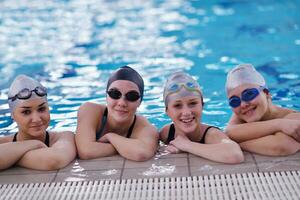 groupe d'adolescents heureux à la piscine photo