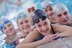 groupe d'adolescents heureux à la piscine photo