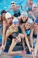 groupe d'adolescents heureux à la piscine photo