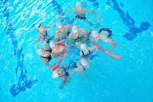 groupe d'enfants à la piscine photo