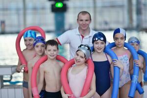 groupe d'enfants heureux à la piscine photo