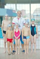 groupe d'enfants à la piscine photo