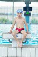 portrait d'enfant sur la piscine photo