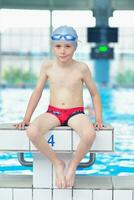 portrait d'enfant sur la piscine photo