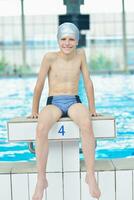 portrait d'enfant sur la piscine photo