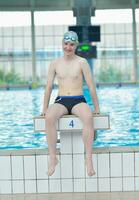 portrait d'enfant sur la piscine photo