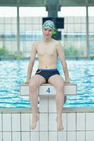 portrait d'enfant sur la piscine photo