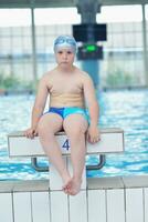 portrait d'enfant sur la piscine photo