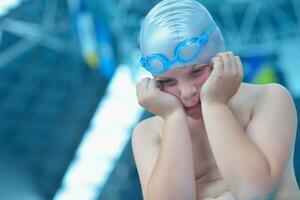 portrait d'enfant sur la piscine photo