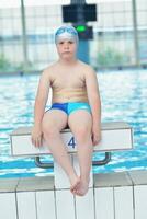 portrait d'enfant sur la piscine photo