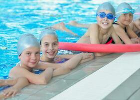 groupe d'enfants à la piscine photo