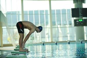 jeune nageur au départ de la natation photo