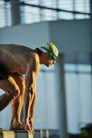 jeune nageur au départ de la natation photo