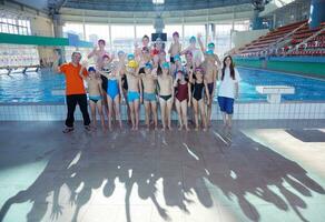 groupe d'enfants heureux à la piscine photo