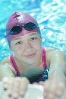 enfant heureux sur la piscine photo