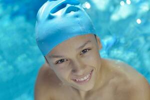 enfant heureux sur la piscine photo