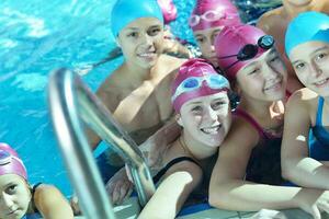 groupe d'enfants heureux à la piscine photo