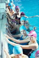 groupe d'enfants heureux à la piscine photo