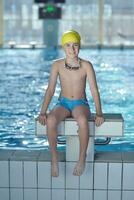 enfant heureux sur la piscine photo