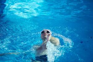 exercice de nageur sur le caca de piscine intérieure photo