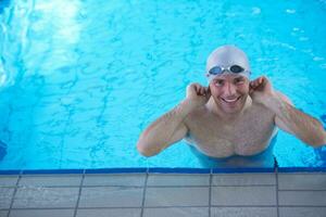 exercice de nageur sur le caca de piscine intérieure photo