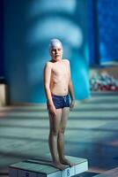 portrait d'enfant sur la piscine photo