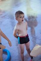 portrait d'enfant sur la piscine photo