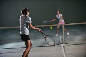 jeunes filles jouant au tennis jeu intérieur photo