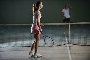 jeunes filles jouant au tennis jeu intérieur photo