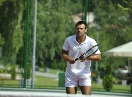 jeune homme jouer au tennis en plein air photo