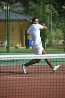 jeune homme jouer au tennis photo