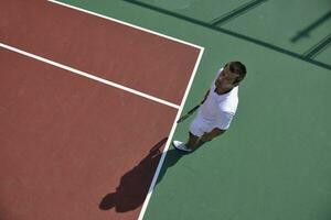 jeune homme jouer au tennis photo