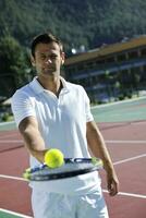 jeune homme jouer au tennis photo