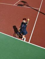 jeune femme jouer au tennis en plein air photo