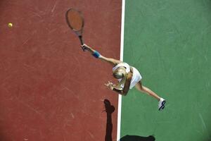 jeune femme jouer au tennis en plein air photo