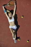 jeune femme joue au tennis photo