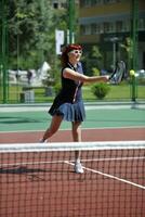 jeune femme jouer au tennis en plein air photo