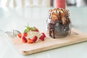 brownies au chocolat avec glace à la vanille, crème fouettée et fraise photo
