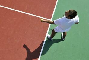 jeune homme jouer au tennis en plein air photo